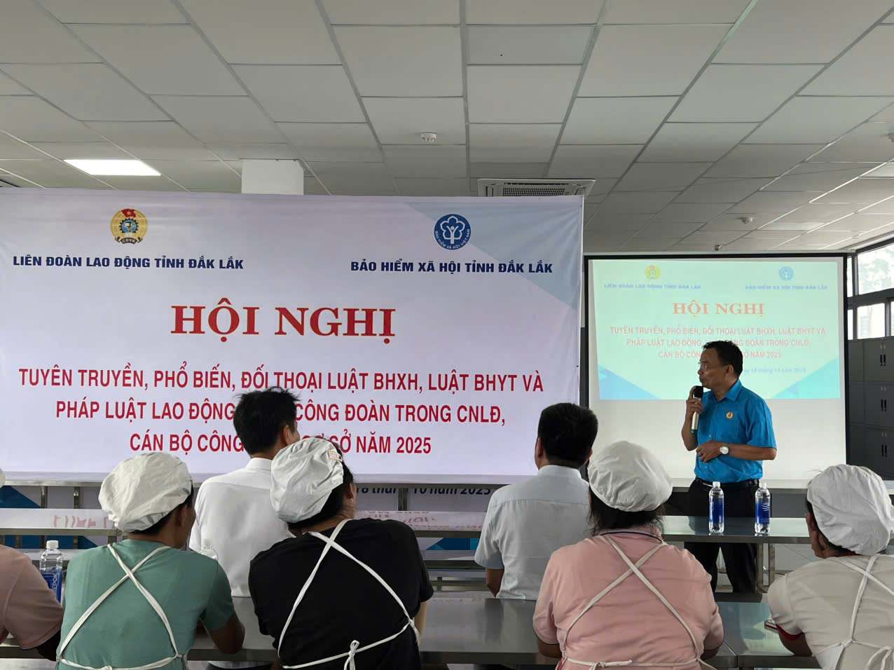 The leaders of the Dak Lak Provincial Federation of Labor disseminated the contents to union members and workers. Photo: Le Duyen
