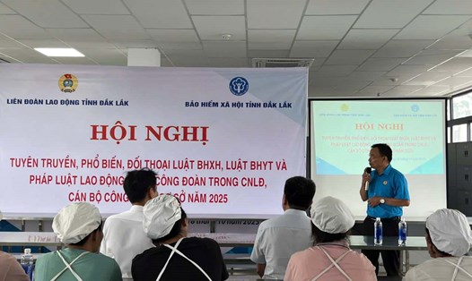 Lãnh đạo Liên đoàn Lao động tỉnh Đắk Lắk phổ biến các nội dung đến đoàn viên, người lao động. Ảnh: Lê Duyên