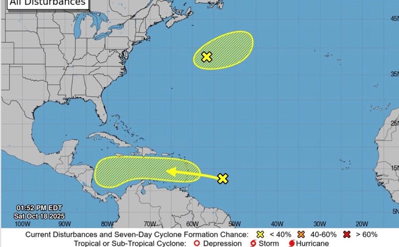 Baja presion de 98L (izquierda) y una zona de baja presion tropical a unos cientos de kilometros de la costa noreste de Estados Unidos. Foto: Centro Nacional de Huracanes de Estados Unidos