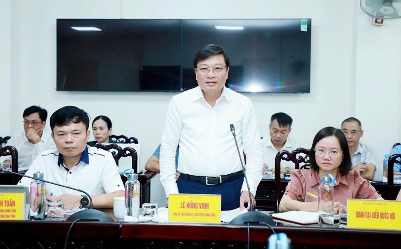 El presidente del Comite Popular Provincial de Nghe An Le Hong Vinh presidio la sesion para resolver las peticiones de los ciudadanos sobre el caso de una parcela de tierra subastada 2 veces por el Comite Popular de la ciudad de Vinh (antigua). Foto: Phan Quynh