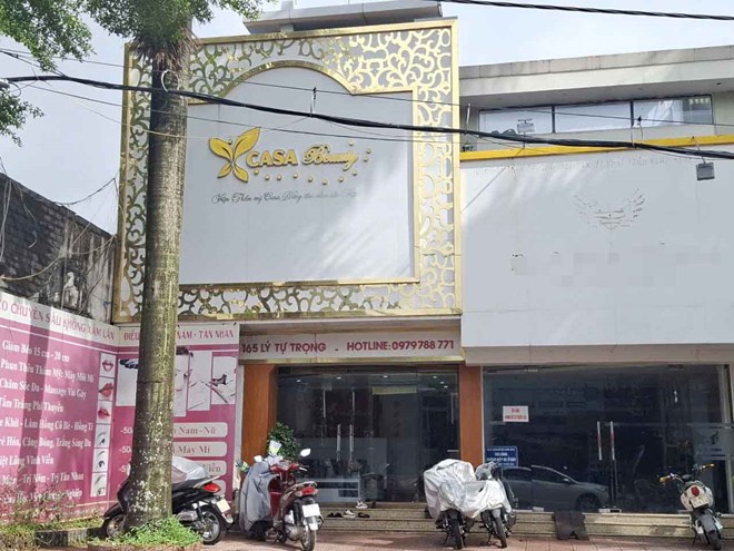 This Casa beauty facility was fined 25 million VND in 2024 and suspended from operation for 4.5 months. Photo: Tran Tuan.