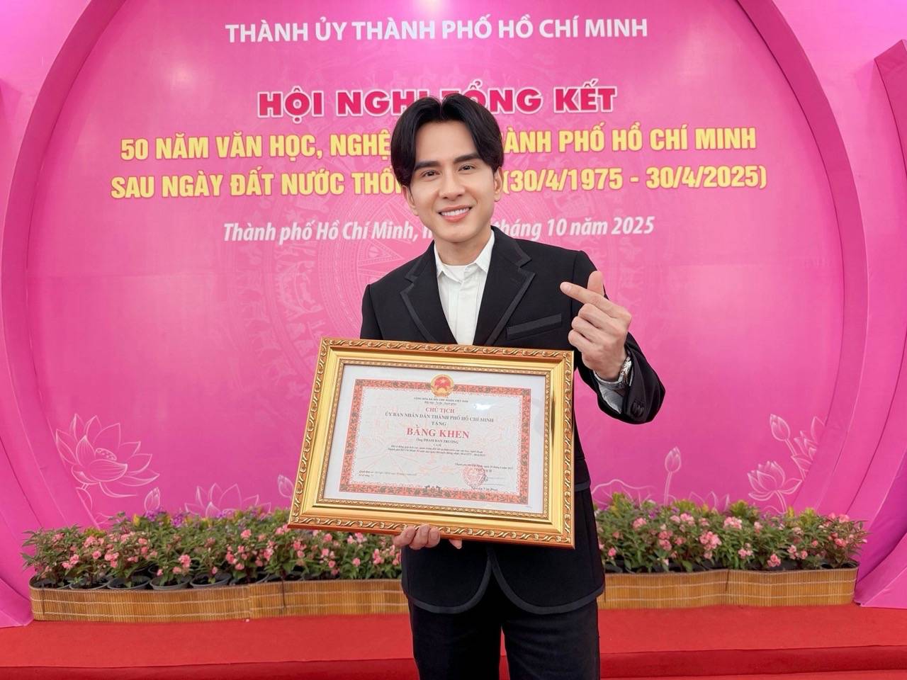 Dan Truong received a certificate of merit from the Ho Chi Minh City People's Committee. Photo: Provided by the artist.