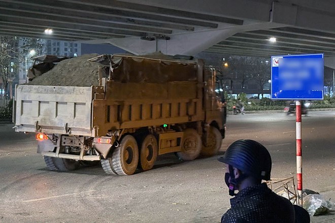 ハノイの路上で土を運ぶ過積載車両。写真: へ