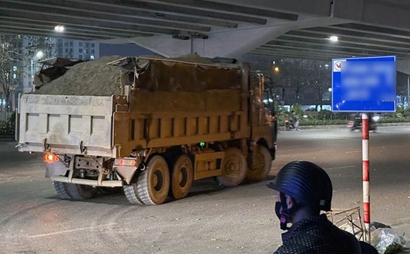Overloaded vehicles carrying soil on Hanoi streets. Photo: To The