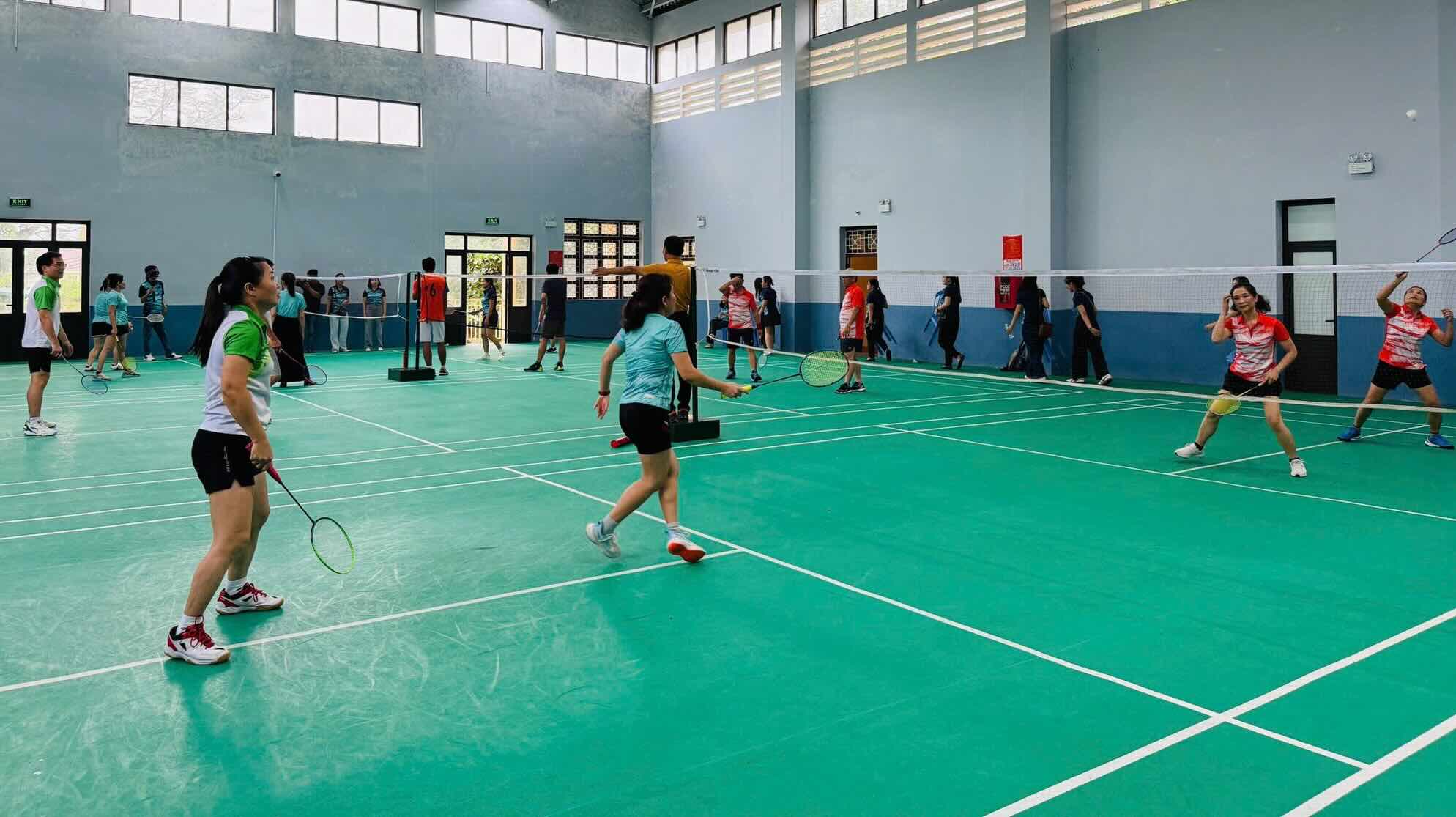 The traditional badminton tournament organized by the Trade Union of the Pedagogical College brings joy to union members and workers. Photo: Quang Tri Trade Union