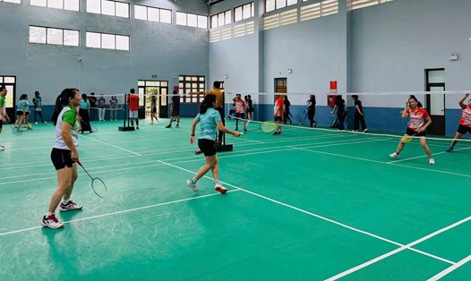 Giải cầu lông truyền thống do Công đoàn cơ sở Trường Cao đẳng Sư phạm tổ chức mang lại niềm vui cho đoàn viên, người lao động. Ảnh: Công đoàn Quảng Trị