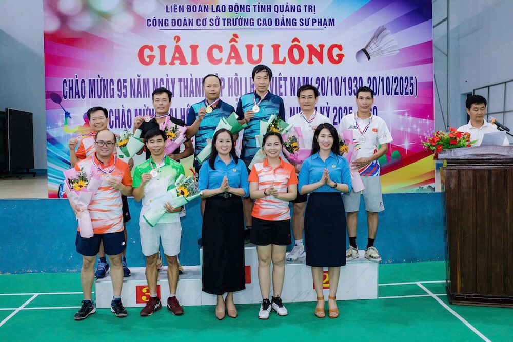 Ban to chuc trao giai cho cac ca nhan, doi nhom xuat sac. Anh: Cong doan Quang Tri