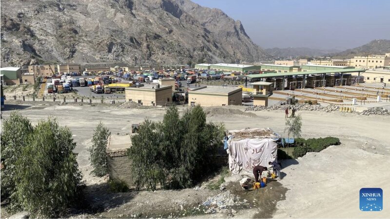 Trucks were stuck at the Pakistan - Afghanistan border during the fighting between the two countries. Photo: Xinhua