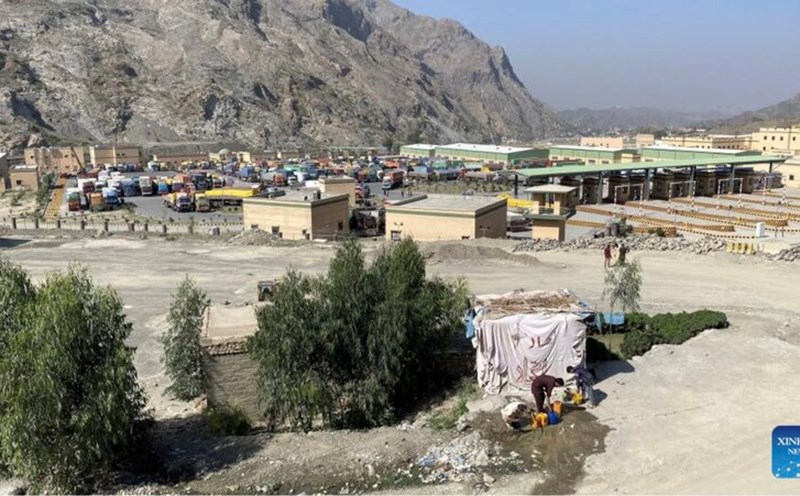 Trucks were stuck at the Pakistan - Afghanistan border during the fighting between the two countries. Photo: Xinhua
