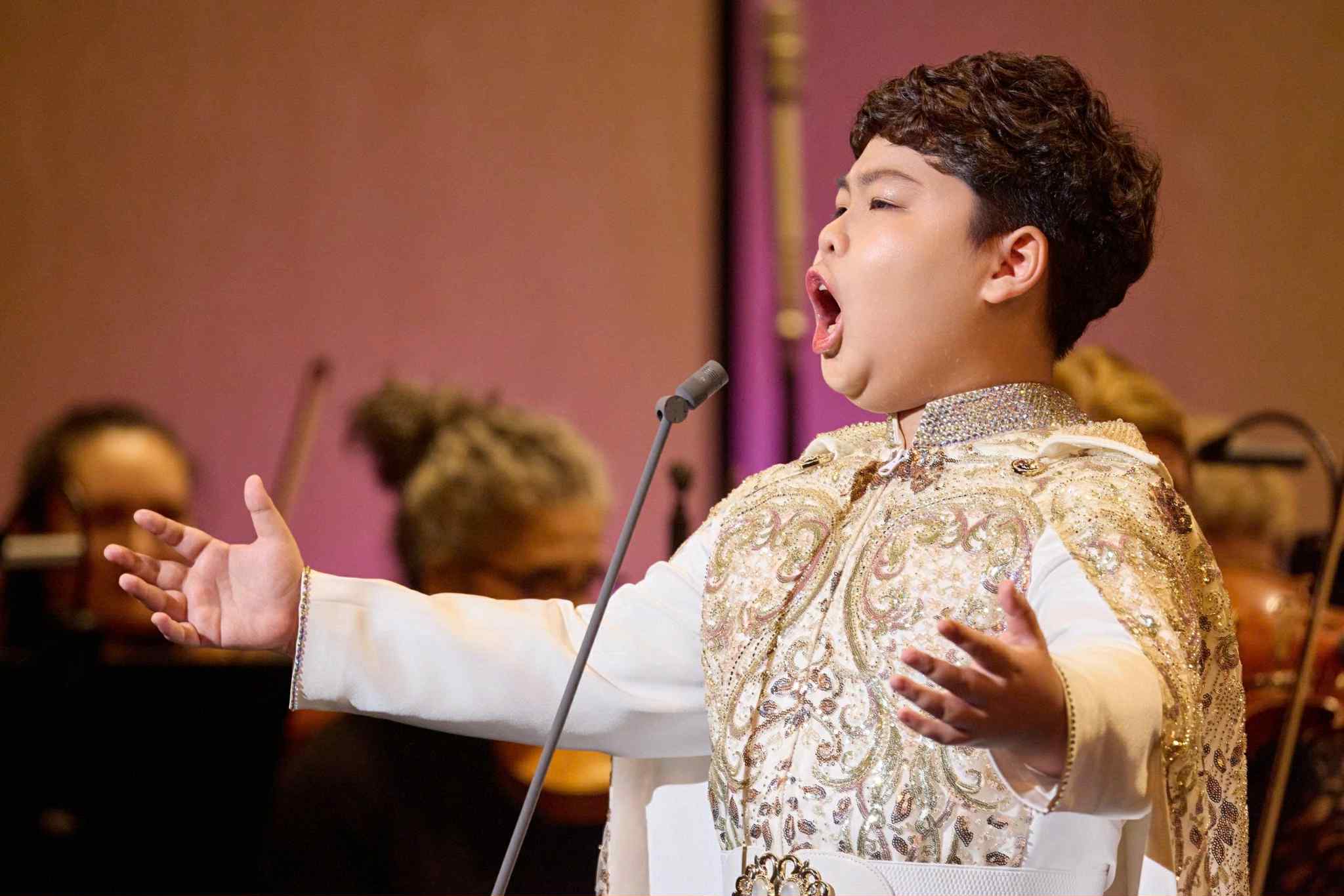 Le jeune artiste d'opera Duong Duc Hai exprime son courage dans le programme artistique 'Connecter les melodies vietnamo-americaines'. Photo : Fournie par le personnage