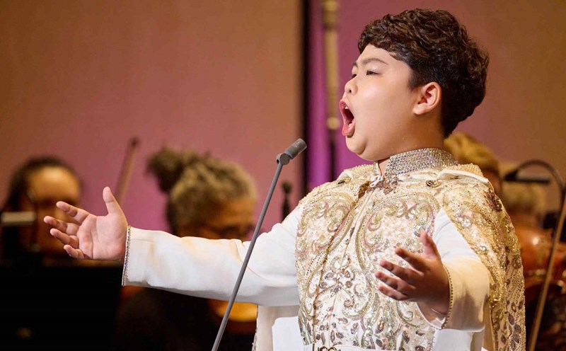 Young Opera artist Duong Duc Hai shows his courage in the art program "Connecting Vietnamese - American melodies". Photo: Character provided