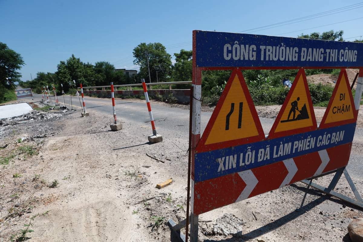 Bang canh bao va rao day tai mot vi tri thi cong. Anh: Duy Tuan
