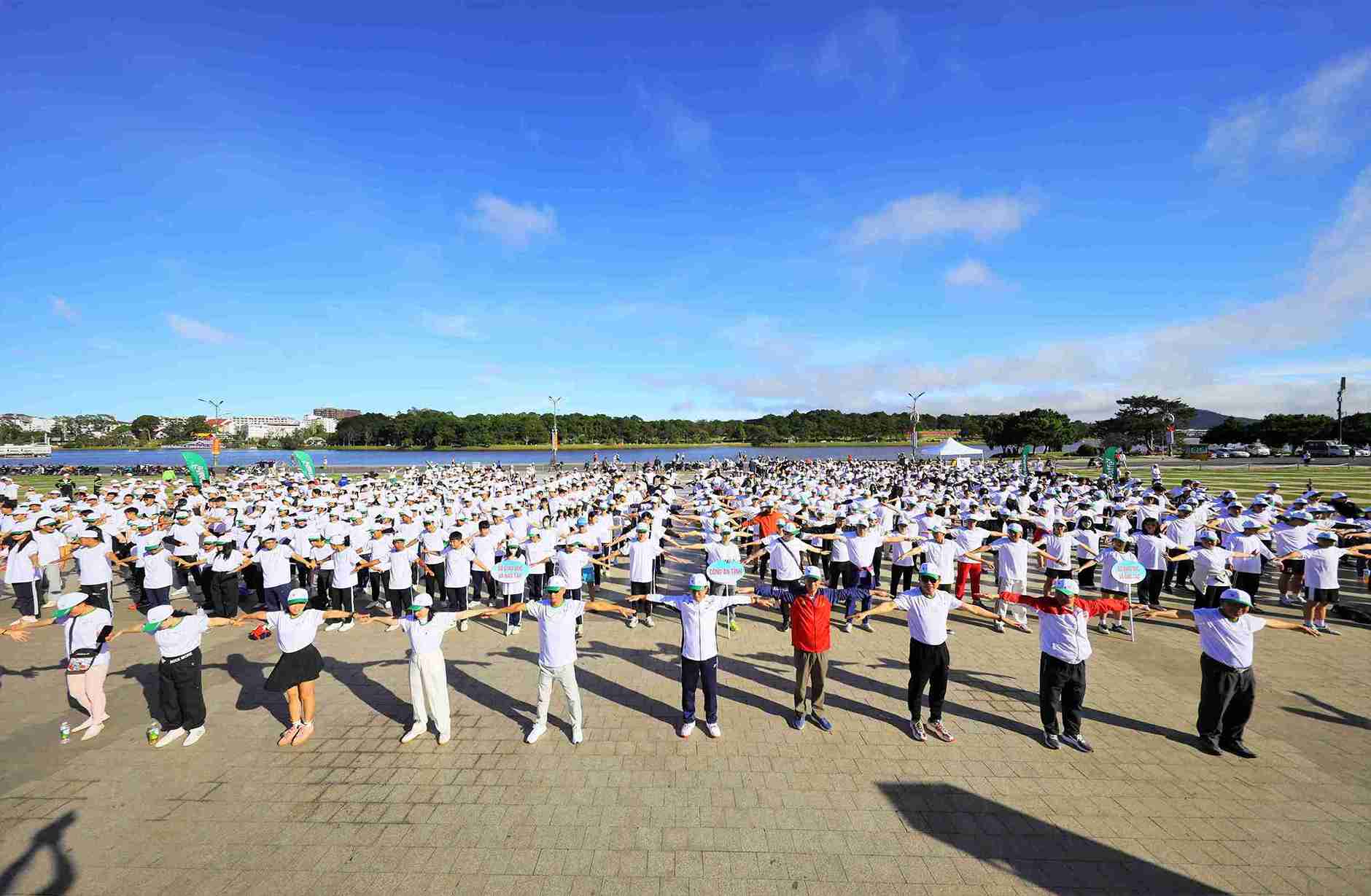 Thousands of Lam Dong people participated in the mass sports training program. Photo: Phuc Khanh