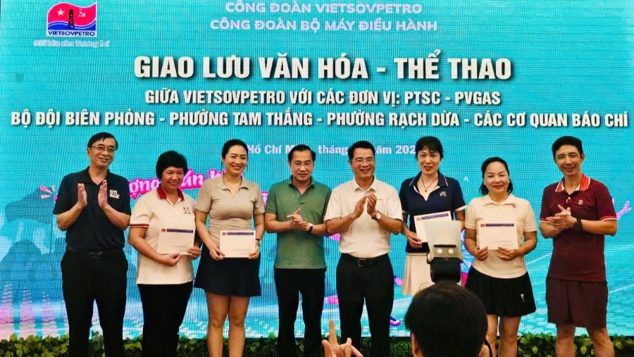 Awarding prizes to the teams with achievements in the pickleball exchange program. Photo: Thanh An