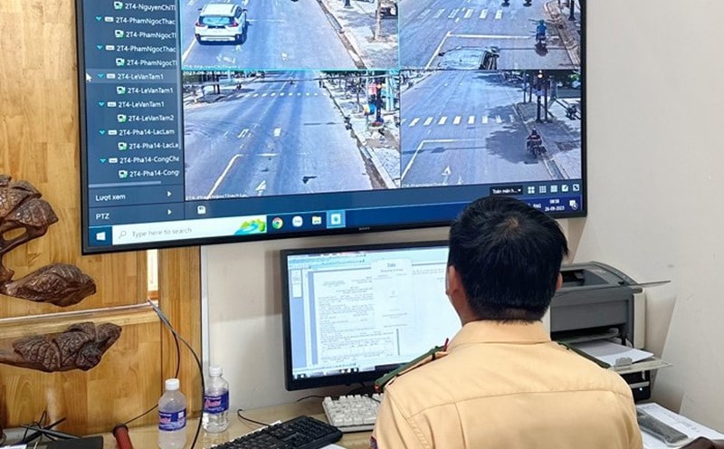 Lam Dong Police check the fine. Photo: Lam Dong Police