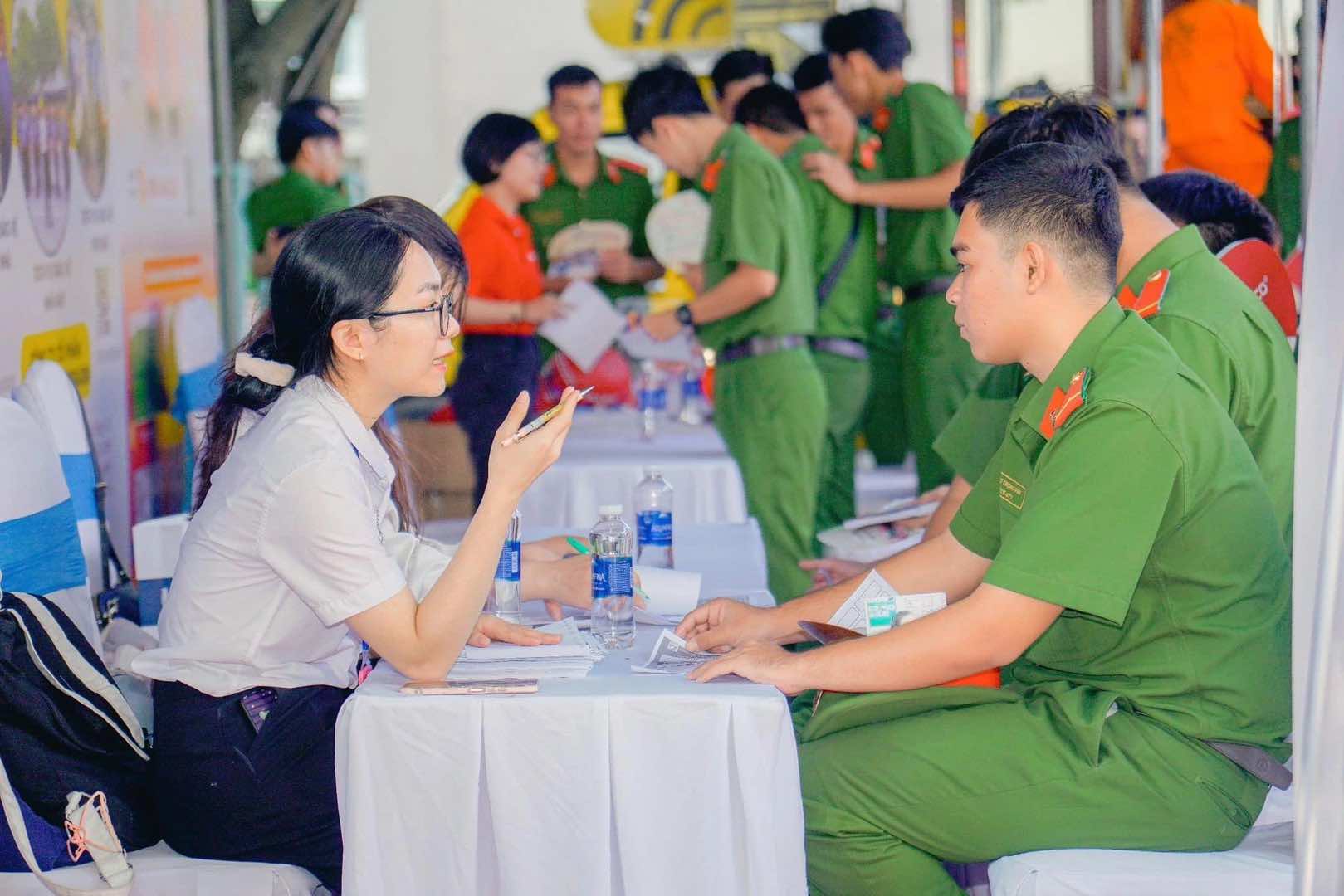 Information related to how to calculate a one-time pension upon retirement for police officers has received much attention from readers. Photo: Ministry of Public Security