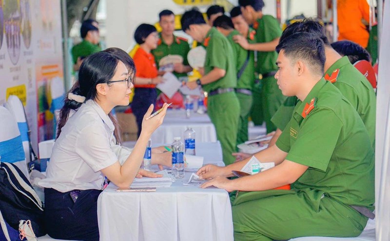Information related to how to calculate a one-time pension upon retirement for police officers has received much attention from readers. Photo: Ministry of Public Security
