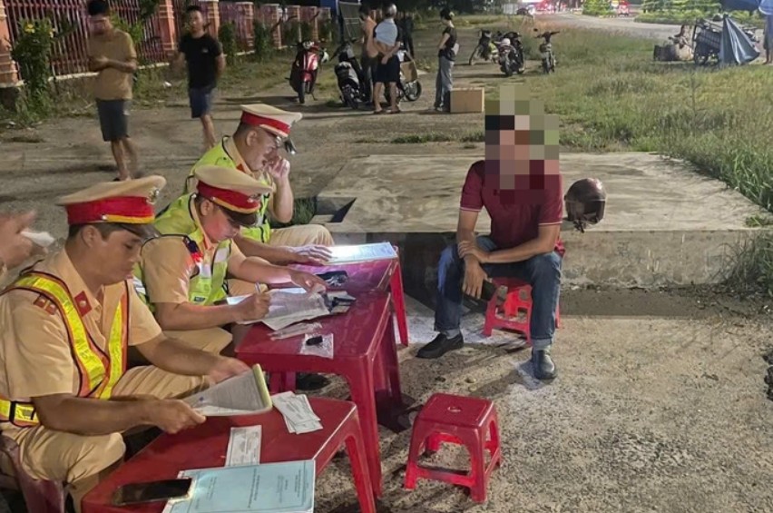 Dak Lak Provincial Traffic Police force handles cases of alcohol concentration violations. Photo: Provided by the police