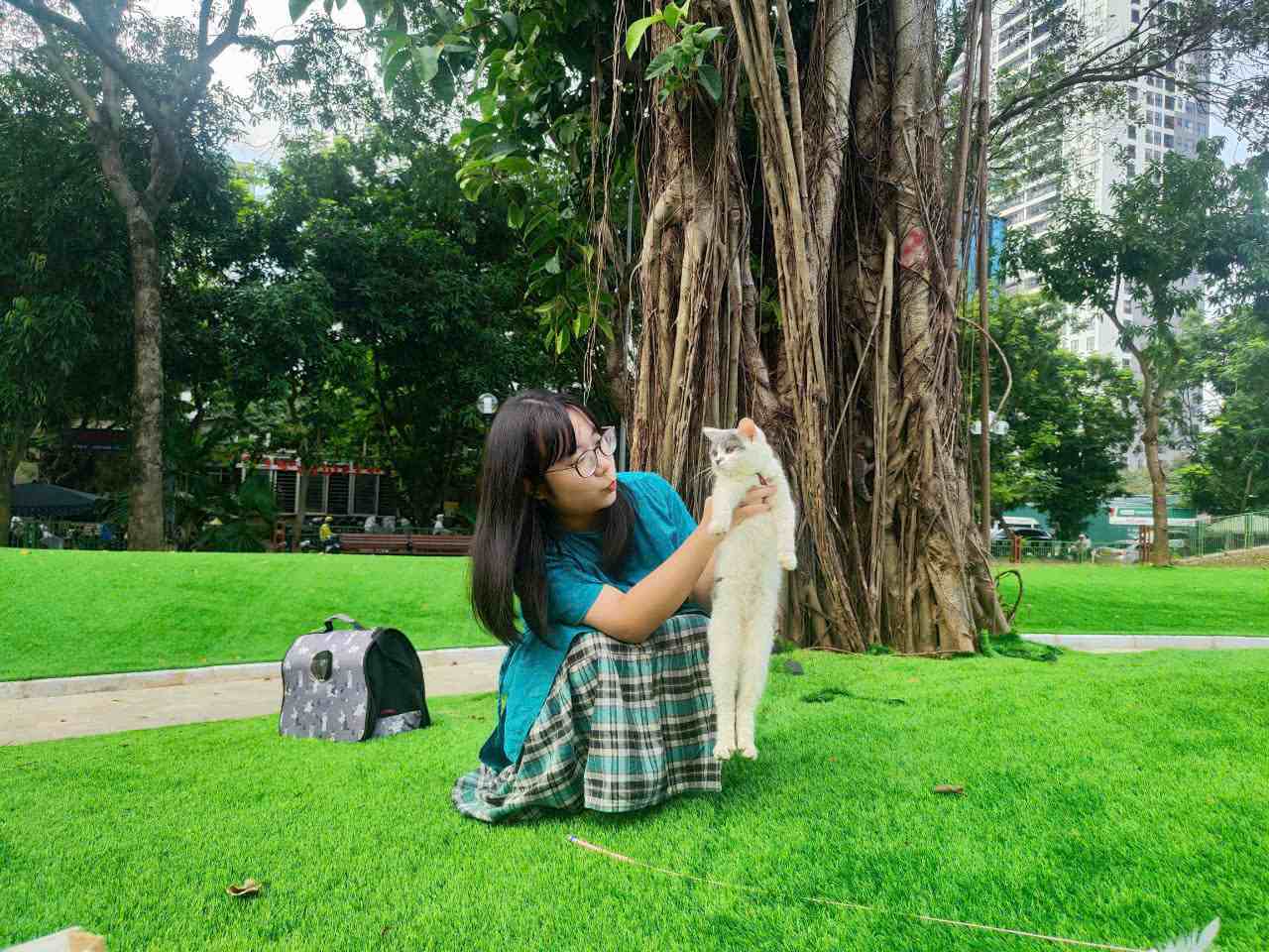 Minh Anh cung chu meo vui choi tren san co nhan tao. Anh: Ngoc Diep