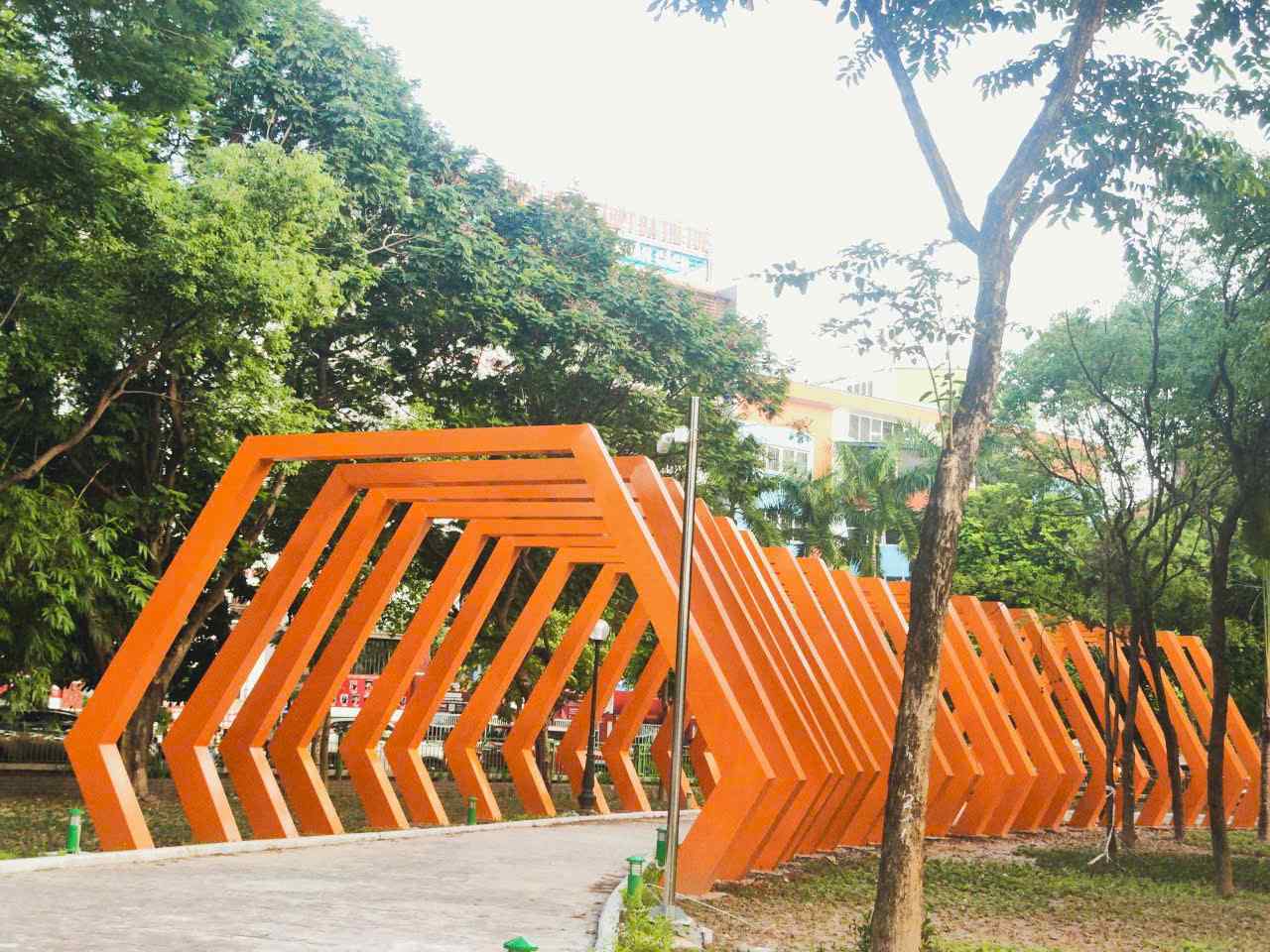 Mot so hang muc moi duoc lap dat. Anh: Ngoc Diep