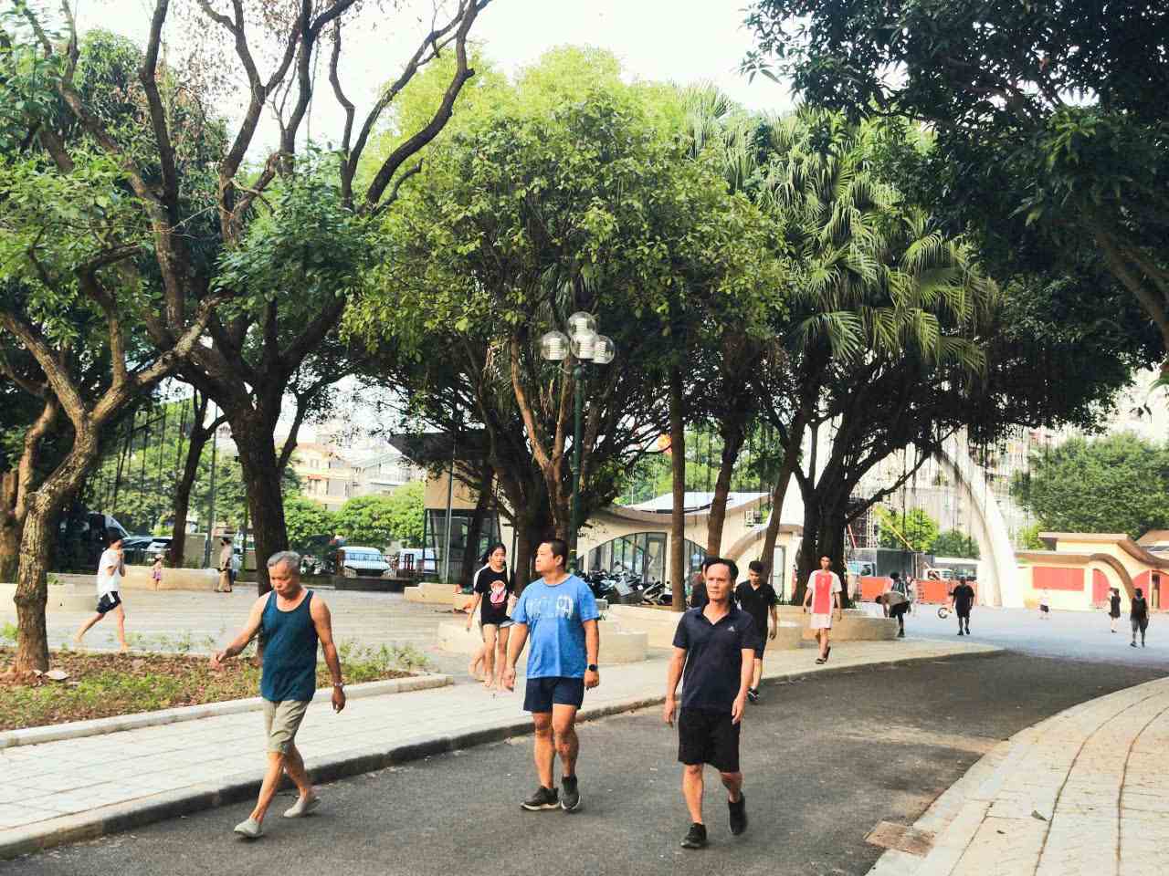 Nguoi dan duoc tap the duc trong moi truong rong rai, thoang dang voi nhieu cay xanh. Anh: Ngoc Diep
