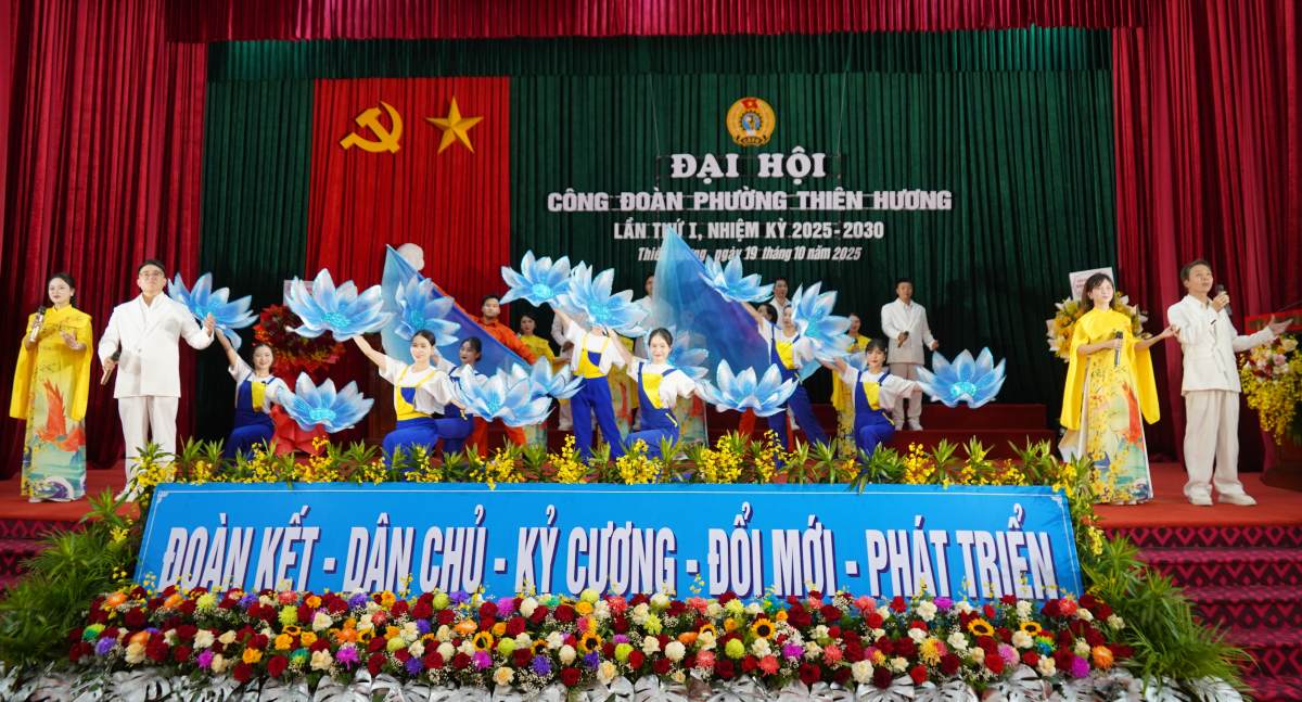Chuong trinh van nghe cua CNVCLD chao mung Dai hoi. Ảnh: Mai Dung