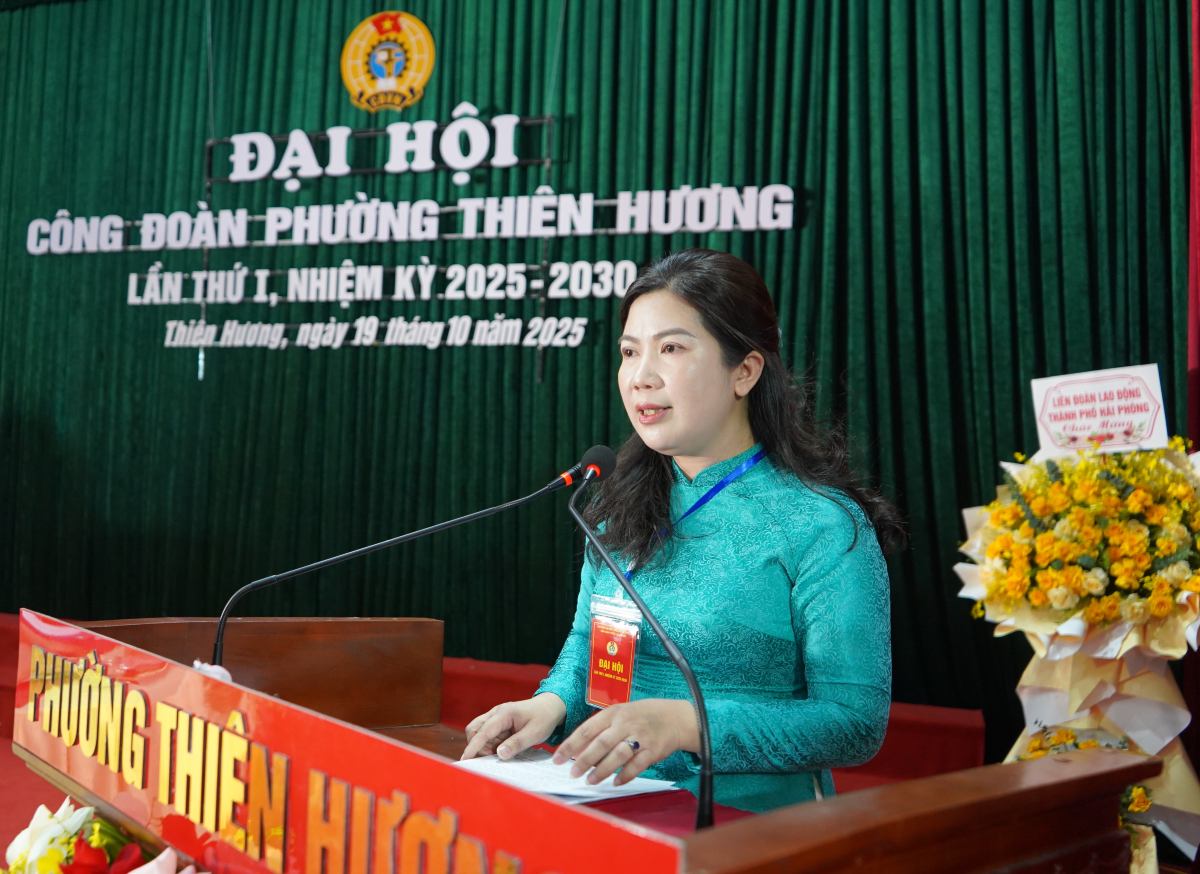 Ba Hoang Thi Hue - Chu tich Cong doan phuong Thien Huong phat bieu khai mac dai hoi. Ảnh: Mai Dung