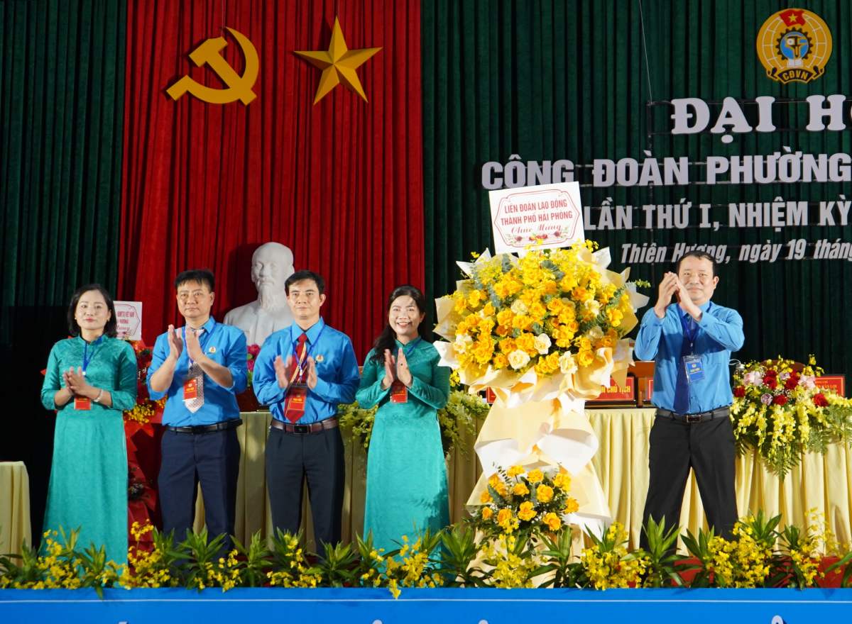 Lanh dao LDLD TP Hai Phong tang hoa chuc mung Dai hoi. Ảnh: Mai Dung