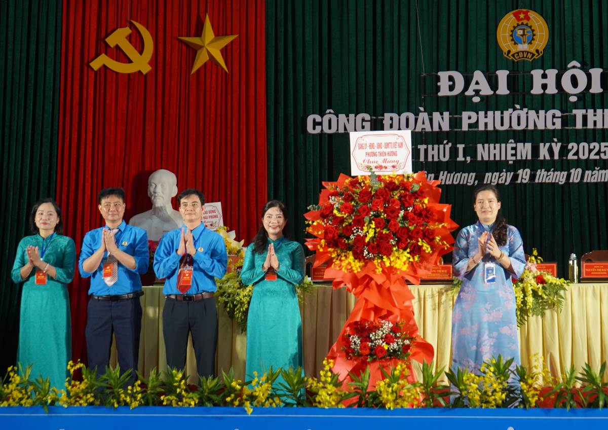 Lanh dao Dang uy phuong Thien Huong tang hoa chuc mung. Ảnh: Mai Dung