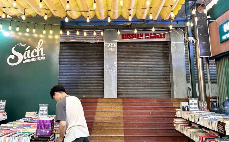 The sign of the Russian market on Nguyen Van Binh book street is covered with tarpaulin. Photo: Ha May