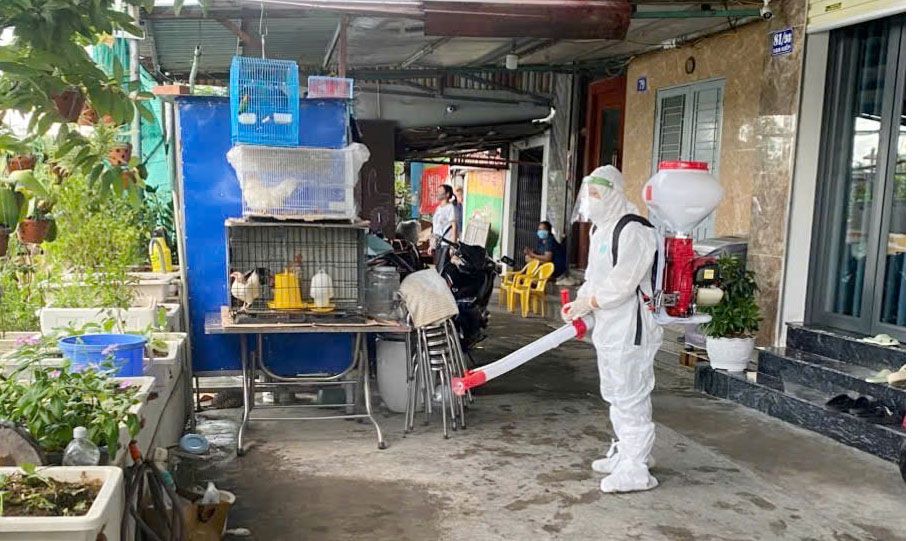 Medical staff spray disinfectants to prevent dengue fever in households in Hong Bang ward. Photo: Hai Phong Hospital