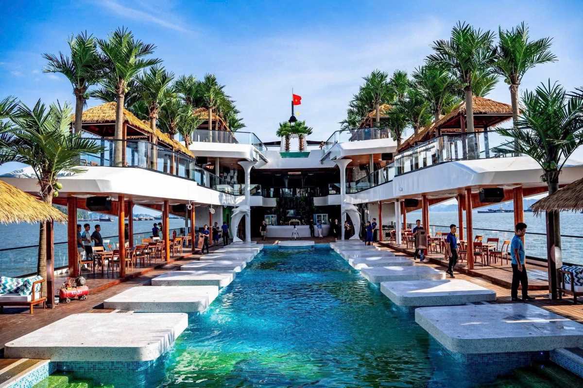 Het 300 m² grote zoutwaterzwembad, geschikt voor alle seizoenen. Foto: Dolphin Ha Long Cruise