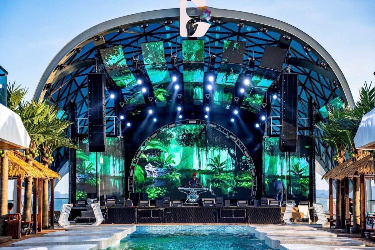Het 200 m² grote buitenpodium met koepel, momenteel het grootste, is uitgerust met eersteklas geluid en licht, geschikt voor modeshows, bruiloften, muziekfeesten of grootschalige teambuilding. Foto: Dolphin Ha Long Cruise