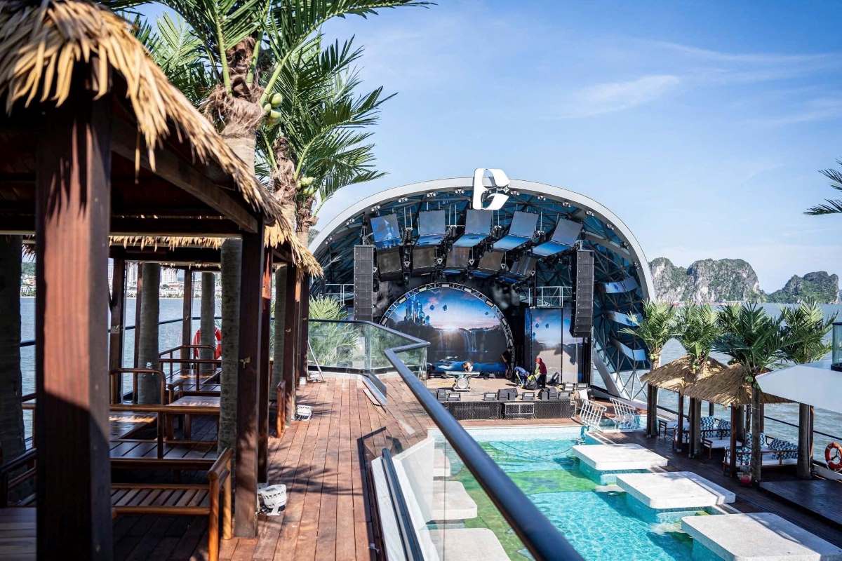 Dolphin Cruise beschikt over een 6-sterren faciliteitensysteem met 27 doucheruimtes, 47 toiletten, een privé wachtkamer, een 300 m² grote vergaderruimte volgens internationale standaard, een boetiekwinkelgebied, een kinderclub... Foto: Dolphin Ha Long Cruise