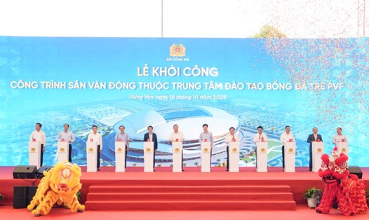 Tổng Bí thư Tô Lâm cùng các đồng chí lãnh đạo Đảng, Nhà nước, Bộ, ban, ngành và địa phương bấm nút khởi công công trình. Ảnh: Minh Phương