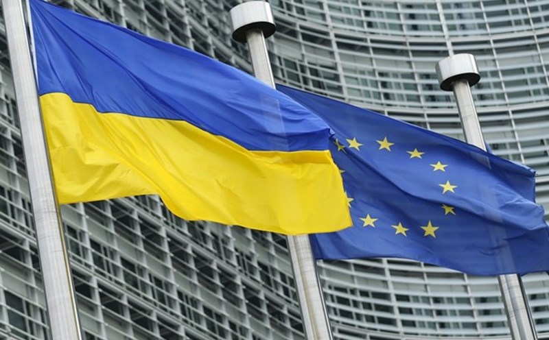 The Ukrainian flag and the European Union (EU) flag at the EU headquarters in Brussels, Belgium. Photo: Xinhua