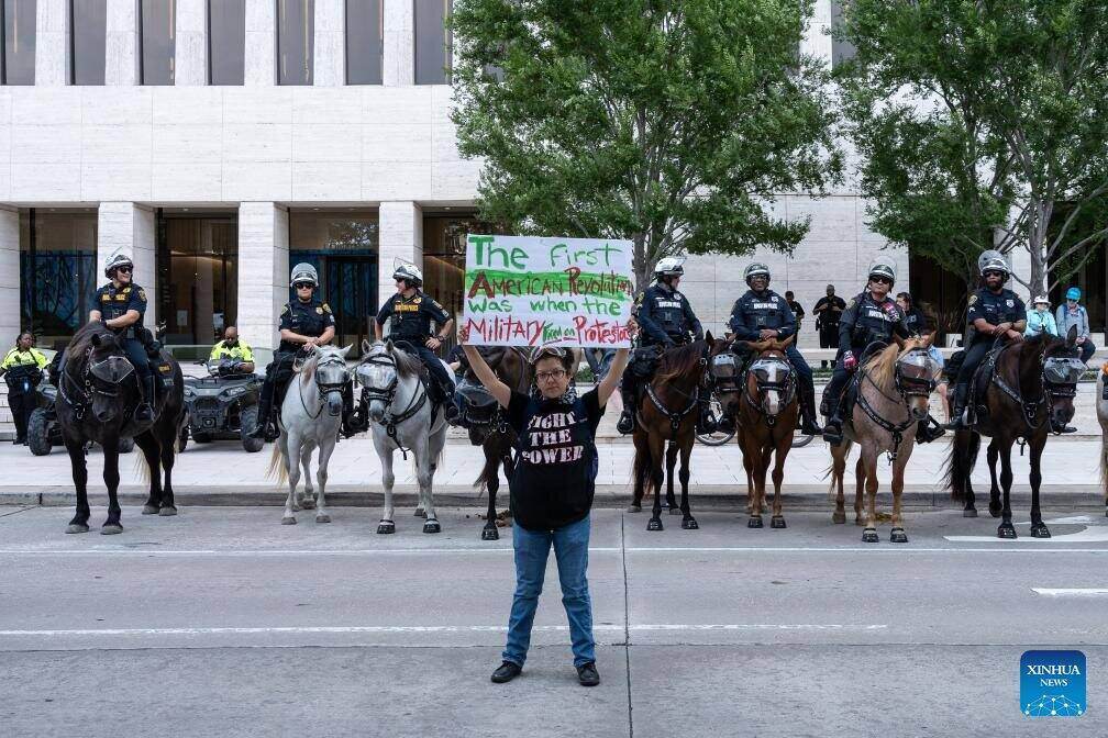 Nguoi dan tham gia cuoc bieu tinh “No Kings” tai Houston, bang Texas, My, ngay 14.6. Anh: Xinhua