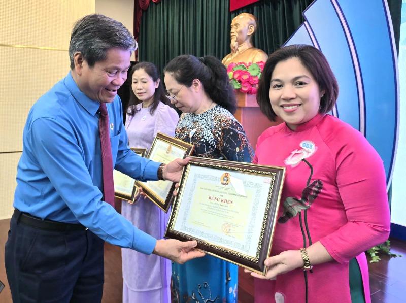 Vice President of the Vietnam General Confederation of Labor Huynh Thanh Xuan presented Certificates of Merit of the Ho Chi Minh City General Confederation of Labor to female employees for "Good at public affairs, good at housework". Photo: Nam Duong