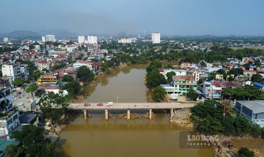 Kiểm định, thử khả năng chịu lực cầu Gia Bảy sau lũ lịch sử tại Thái Nguyên. Ảnh: Nhóm PV
