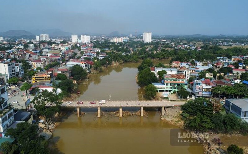 Check and test the load-bearing capacity of Gia Bay Bridge after the historic flood in Thai Nguyen. Photo: PV Group