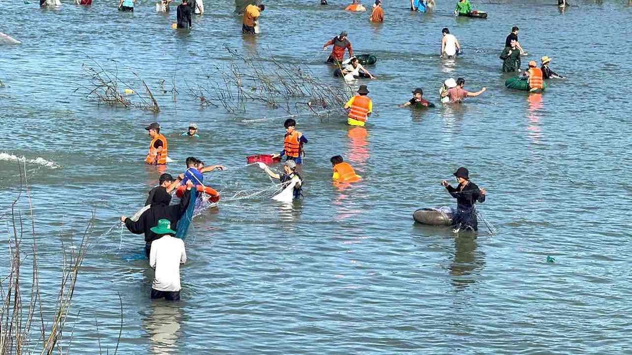 Nguoi dan dung nhieu hinh thuc de bat ca duoi chan dap thuy dien Tri An. Anh: HAC