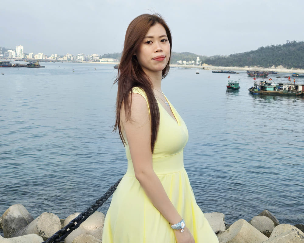 Light yellow dress will help women have a gentle, elegant appearance when going out on October 20. Photo: Hoai An