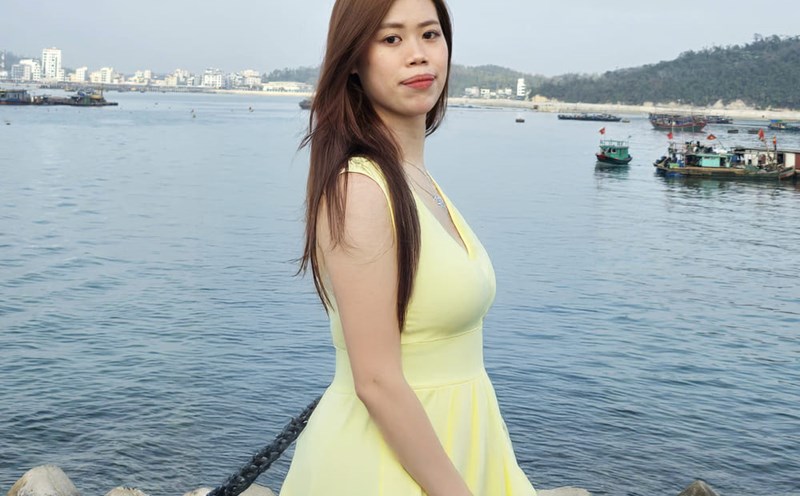 Light yellow dress will help women have a gentle, elegant appearance when going out on October 20. Photo: Hoai An