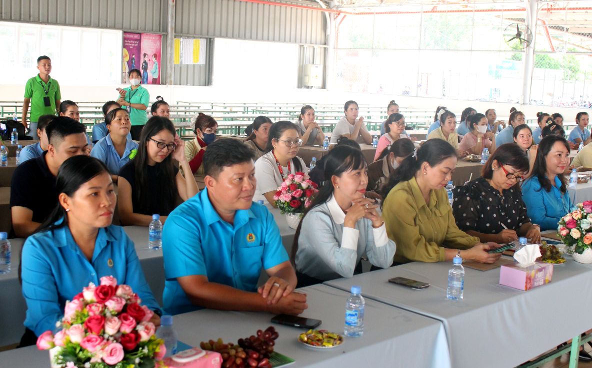 Su kien thanh lap Cau lac bo Ba bau va nuoi con nho do  DLD tinh Dong Thap trien khai duoc nhieu don vi, ban nganh  den tham du va danh gia cao. Anh: Thanh Mai