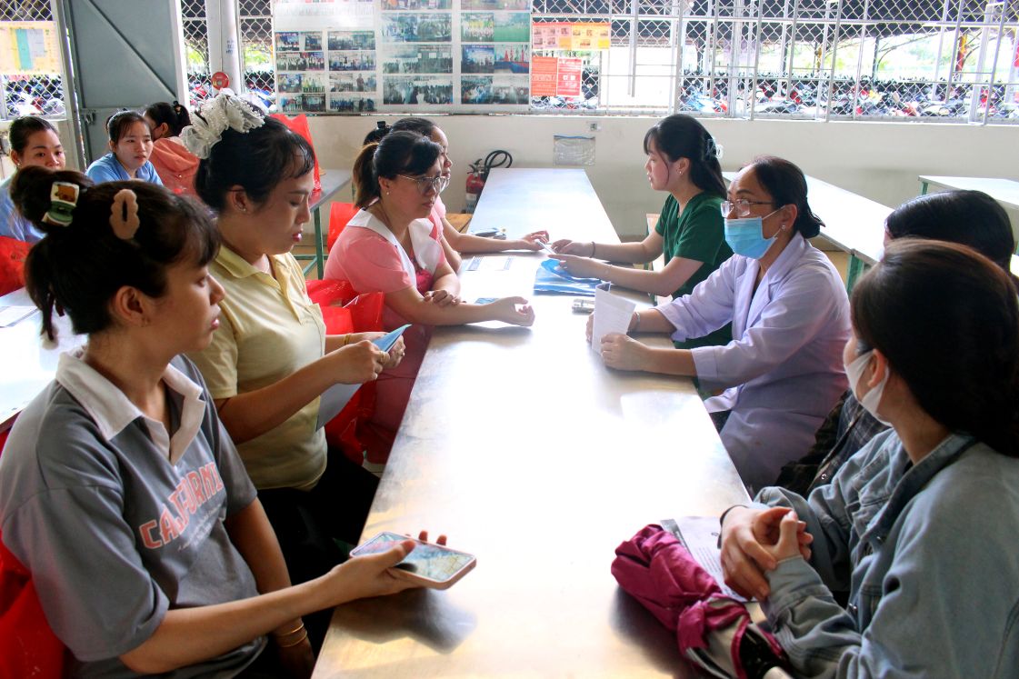 Tu van cho lao dong nu theo nhom. Anh: Thanh Mai
