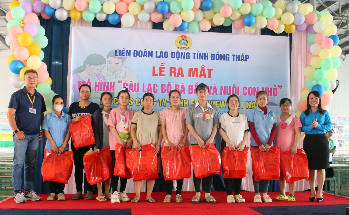 Khong chi duoc quan tam, tang cuong cham lo thiet thuc, cac thanh vien trong Cau lac bo Ba bau va nuoi con nho con duoc tang qua trong ngay ra mat cau lac bo. Anh: Thanh Mai 
