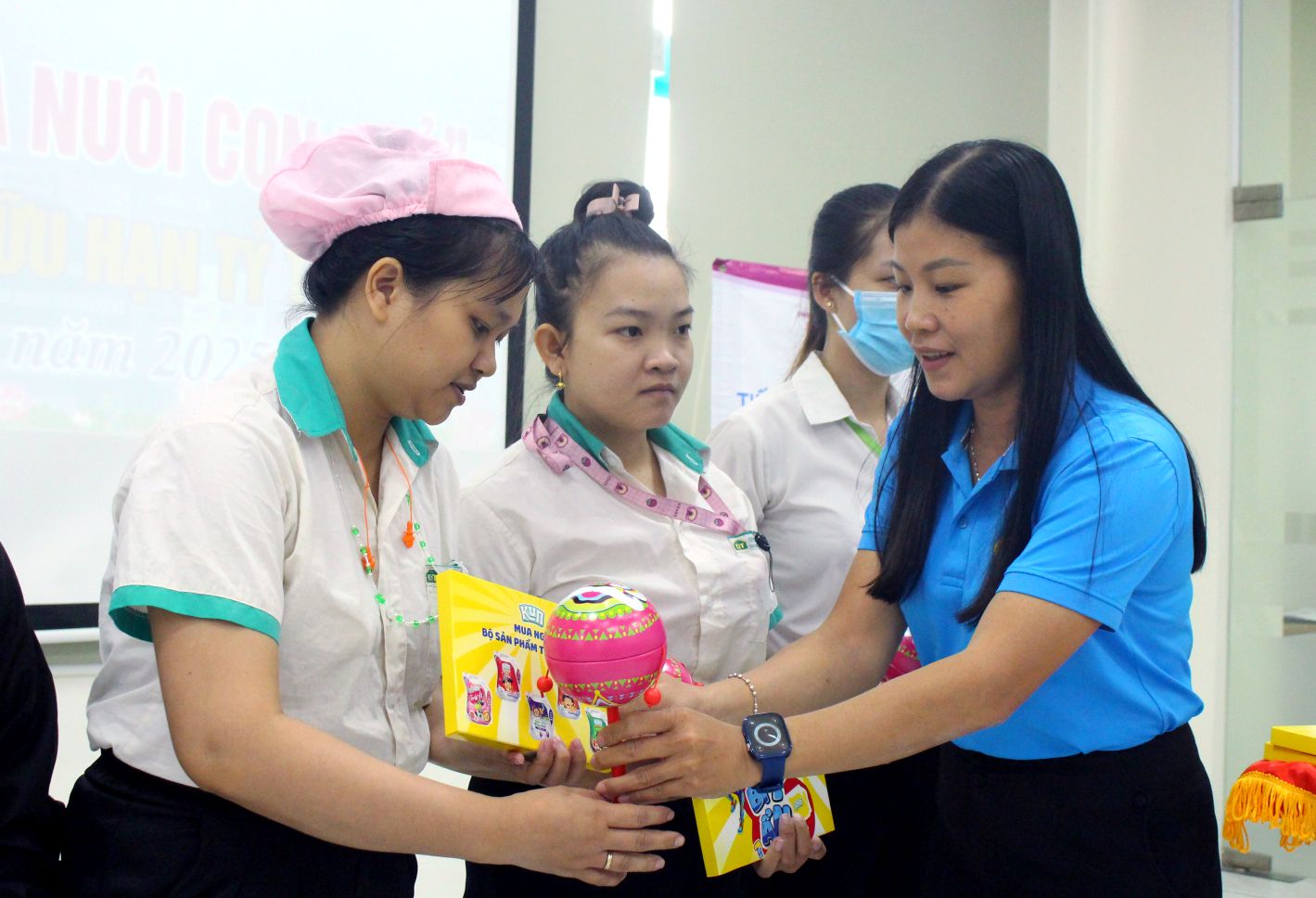 Truong Thi Thuy Linh - Truong Bo phan Nu cong, LDLD tinh Dong Thap tang qua cho lao dong nu la ba bau va nuoi con trong ngay ra mat Cau lac bo. Anh: Thanh Mai