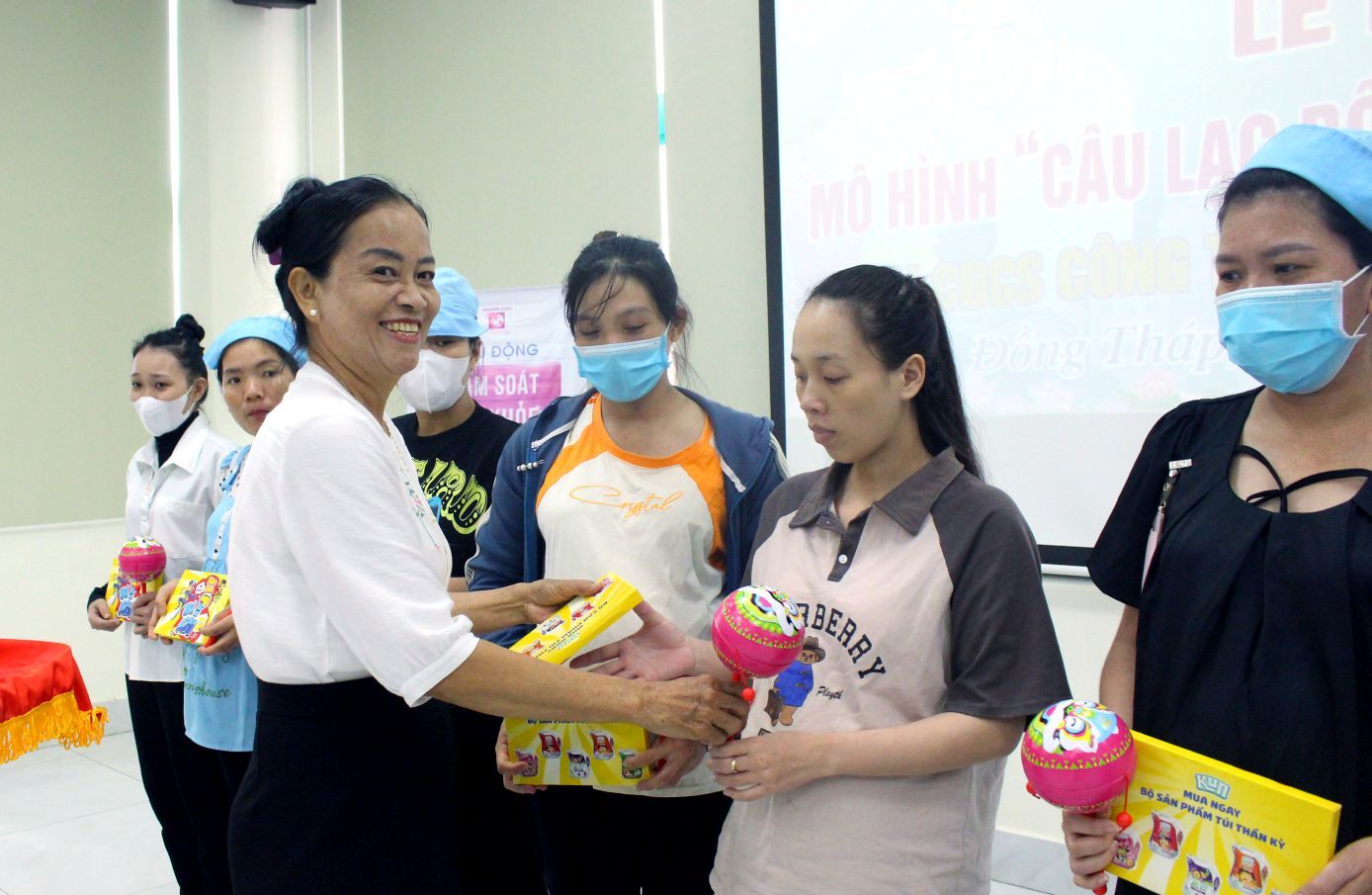 Ba Phan Thi Quyen - Giam doc hanh chinh Cong ty TNHH Ty Thac tang qua cho thanh vien Cau lac bo Ba bau va nuoi con nho. Anh: Thanh Mai