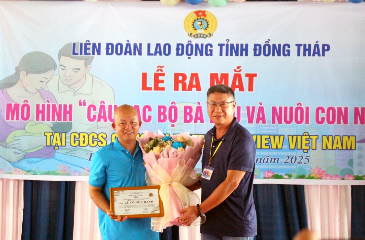 Ngai ong Charley - Pho Tong giam doc Cong ty TNHH Freeview Viet Nam - khen tang CDCS Cong ty. Anh: Thanh Mai