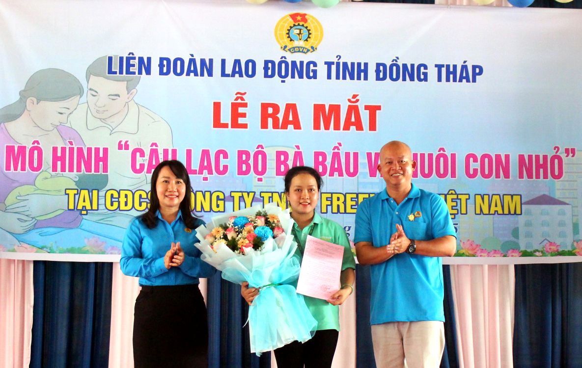Trong thang 10.2025, LDLD tinh Dong Thap thanh lap 5 Cau lac bo Ba bau va nuoi con nho. Day khong chi la hoat dong thiet thuc chao mung Ngay Phu nu Viet Nam, ma con the hien quyet tam doi moi noi dung, phuong thuc hoat dong Nu cong de tang cuong cham lo thiet thuc cho lao dong nu trong tinh hinh moi. Anh: Thanh Mai
